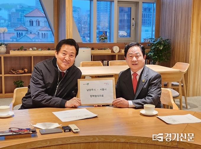 주광덕 남양주시장(오른쪽)이 13일 오세훈 서울시장(왼쪽)을 만나 불암산 터널 개설과 강변북로 BTX 추진 등에 대해 서울시의 적극적인 협조를 요청했다 (사진=남양주시 제공)