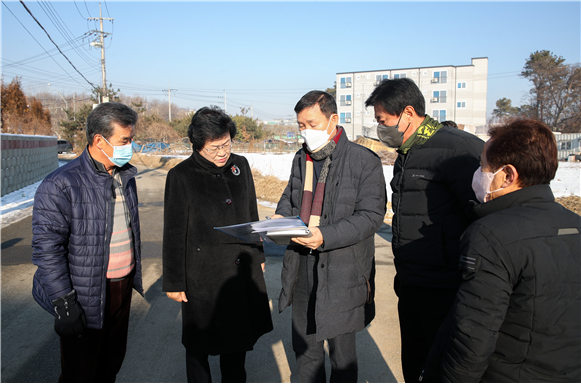 김경희 이천시장이 신규 도시계획도로 사업 현장을 방문 하고 있다.(사진=이천시 제공)