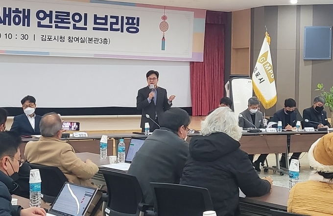 김병수 김포시장이 새해 언론인 브리핑에서 5호선 연장과 건폐장 이전 논란에 대해 설명하고 있다.(사진=천용남기자)