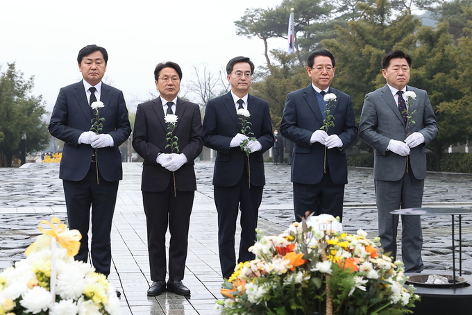 지난 14일 오전 경남 김해시 진영읍 봉하마을에서 김동연 경기도지사, 강기정 광주광역시장, 김영록 전남도지사, 김관영 전북도지사, 오영훈 제주도지사 등이 고(故) 노무현 전 대통령 묘역에 헌화 및 묵념을 하고 있다. (사진=경기도 제공)