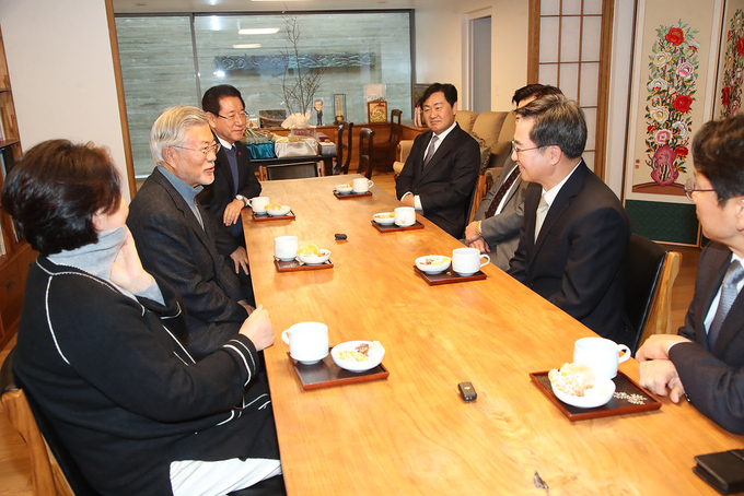 지난 14일 오후 경남 양산시 평산마을에 있는 문재인 전 대통령 사저를 찾은 김동연 경기도지사, 강기정 광주광역시장, 김관영 전북도지사 등이 문재인 전 대통령과 차담을 나누고 있다. (사진=경기도 제공)
