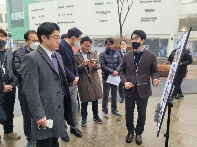 오병권 경기도 행정1부지사는 지난 13일 설을 앞두고 현대프리미엄아울렛 김포점에 방문해 다중이용시설건축물 안전점검에 나섰다. (사진=경기도 제공)