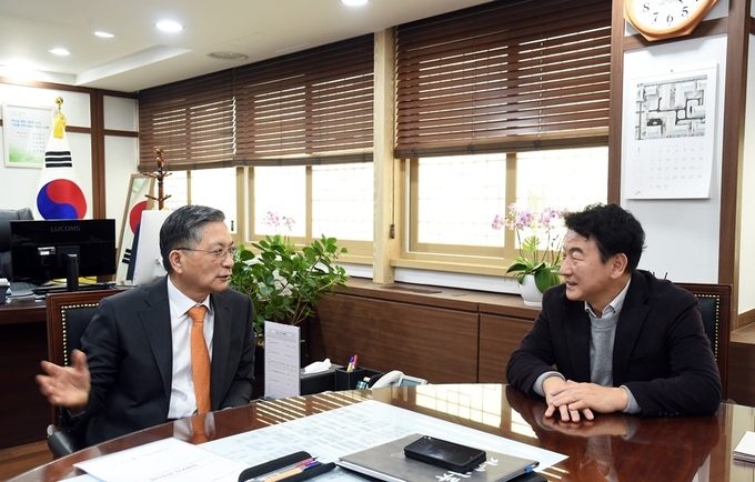 김동근 의정부시장이 최근 이한준 한국토지주택공사(LH) 사장을 만나 의정부 고산지구, 우정공공주택지구 조성 등에 대한 조속한 처리를 요청하고 있다. (사진=의정부시 제공)