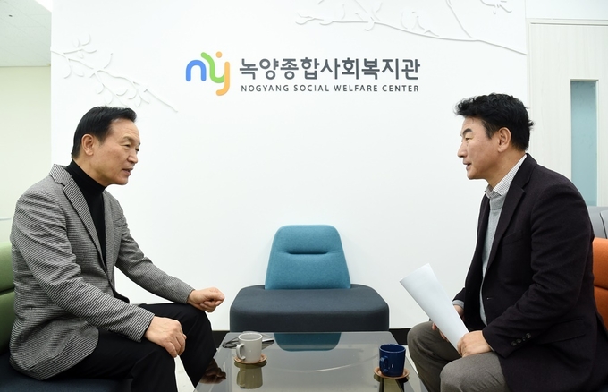 김동근 의정부시장이 최근 임태희 경기도교육감을 만나 관내 교육 현안을 논의하며 협조를 구하고 있다. (사진=의정부시 제공)