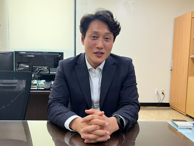 석정규 인천시의원(민주·계양3)이 경기신문과 인터뷰하고 있다. ( 사진 = 김샛별 기자 )