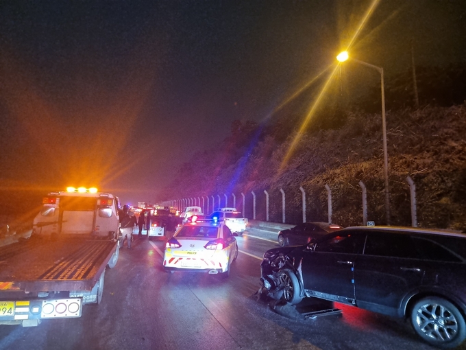  구리포천고속도로에서 차량 수십대가 연쇄 추돌하는 사고가 발생했다. (사진=경기북부소방재난본부 제공)