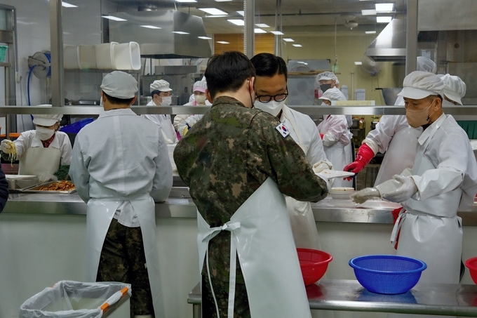 공군 제15비 주임원사들이 어르신들에게 급식봉사를 하고 있다. (사진=공군 제15비 제공)
