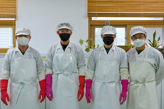 공군 15비 주임원사단이 수정노인종합복지관에서 급식준비를 마친 뒤 기념촬영을 하고 있다. (사진=공군 15비 제공)