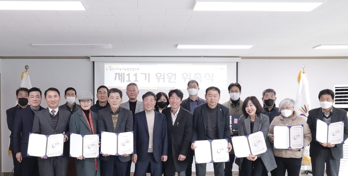 제11기 광주시 지속가능발전협의회 위원으로 위촉된 22명의 위원들이 기념하고 있다. (사진 = 광주시 제공)