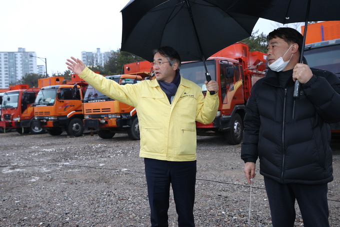 이동환 고양특례시장이 제설장비를 점검하고 있다.(사진=고양시 제공)
