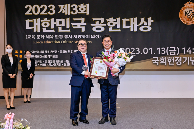전진선 양평군수가 제3회 대한민국 공헌대상'에서 지방자치 부문 공헌대상을 수상했다.(사진=양평군 제공)
