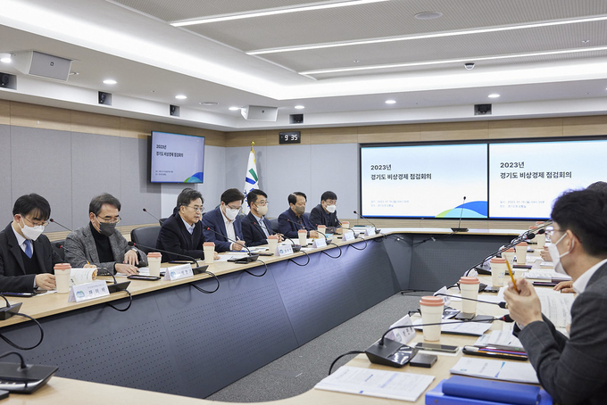 16일 오전 경기도청 상황실에서 김동연 경기도지사,염태영 경제부지사, 공철 한국은행 경기본부장, 윤상하 KIEP 국제거시팀장, 등이 참석한 가운데 2023년 비상경제 점검회의가 열리고 있다. (사진=경기도 제공)
