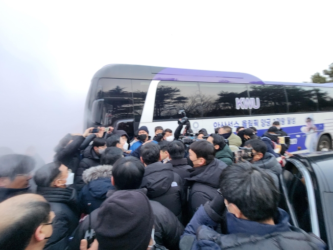 대치 중인 법원 집행관과 임차인 측 변호사 (사진=연합뉴스)