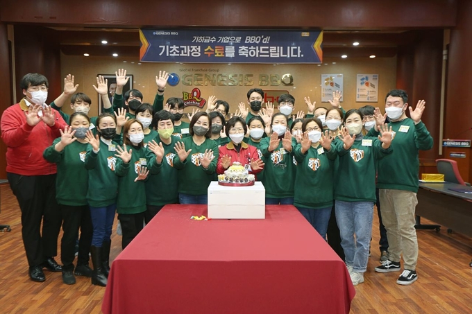  BBQ치킨 치킨대학에서 계묘년 첫 기초교육과정을 수료한 패밀리들이 기념사진을 촬영하고있다. (사진=제너시스BBQ 제공)