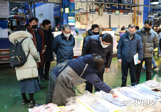 송상근 해양수산부 차관은 16일 ‘설 온누리상품권 환급 행사’ 현장인 구리농수산물도매시장을 방문해 물가 동향을 점검하고 행사 진행 사항을 점검했다. (사진=구리농수산물공사 제공)