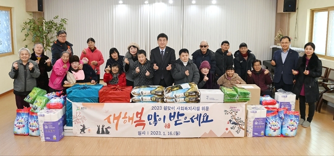 방세환 시장이 관내 장애인복지시설을 방문해 어르신들에게 위문과 과일, 떡국떡등을 전달하고 있다.(사진= 광주시 제공)