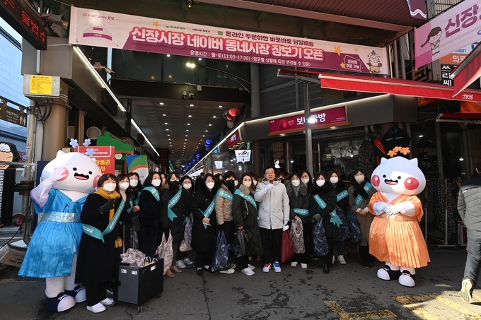 하남시 신장전통시장 고객지원센터 개소후 이현재 시장, 강성삼 시의회 의장, 골목상권 상인단체 대표 등 관계자들이 전통시장 물품 구매를 홍보하고 있다.(사진= 하남시 제공)