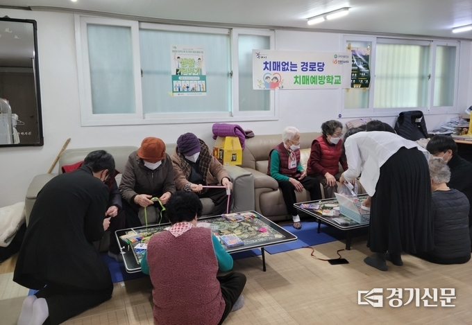 구리시는 관내 경로당 5곳에 '치매없는 경로당 기억사랑예방학교'를 16일부터 개강해 4월 7일까지 매주 1회씩 8차례에 걸쳐 운영하고 있다. (사진=구리시 제공)