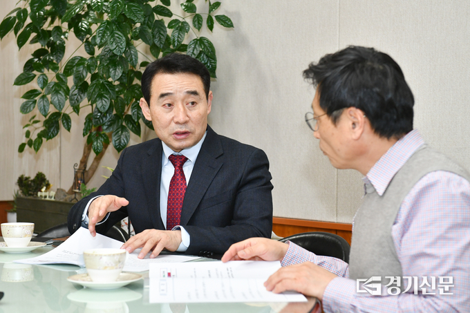백영현 포천시장과 오후석 경기도 행정2부지사가 현안에 대해 의견을 나누고 있다. (사진=포천시 제공)