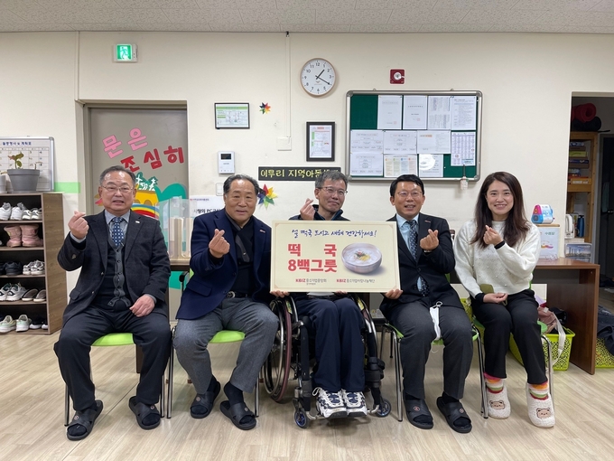 증기중앙회 경기본부 설맞이 사랑나눔 행사. (왼쪽부터) 김정식 경기도광고물제작공업협동조합 이사장, 추연옥 중소기업중앙회 경기회장, 유석광 광주시장애인총연합회 회장, 김종하 중소기업중앙회 경기지역본부장, 이영수 이루리지역아동센터 대표. (사진=중소기업중앙회 경기본부 제공)