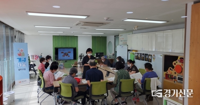 남양주치매안심센터는 치매환자나 경도인지장애를 진단받은 가족 및 보호자를 대상으로 올바른 치매정보를 제공하는 프로그램 ‘헤아림 가족교실’을 다음달부터 운영한다. 사진은 지난해 '헤아림 가족교실' 진행 모습. (사진=남양주시 제공)
