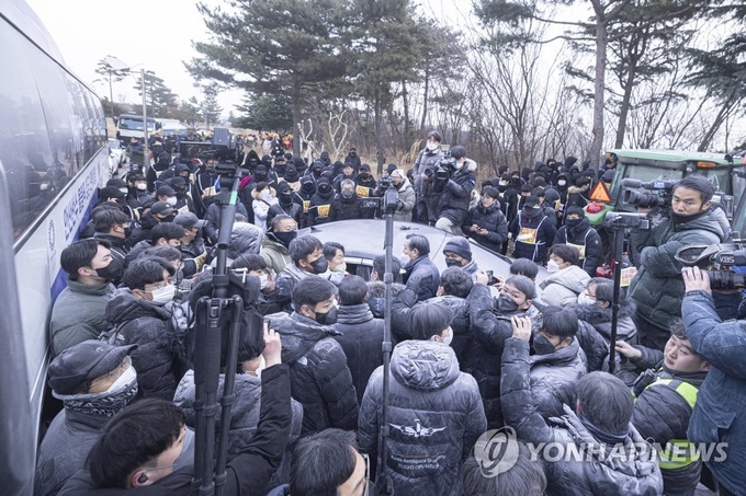 17일 오전 인천시 중구 스카이72 골프앤리조트 앞에서 강제집행을 시도하려는 인천지법 집행관실 관계자들과 이를 막으려는 임차인 측의 용역업체 및 일부 보수단체 회원들이 충돌하고 있다. ( 사진 = 연합뉴스 제공 )
