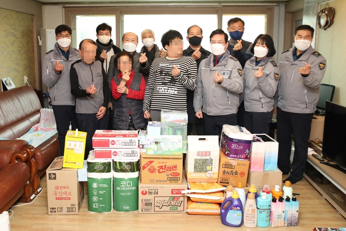 광주경찰서와 경찰발전협의회가 관내 장애인가족을 방문해 생필품을 전달하고 있다.(사진= 광주경찰서 제공)