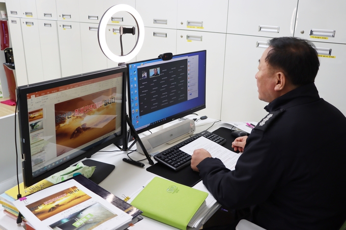군포소방서가 공동주택 관계인 화재예방 비대면 간담회 실시하고 있다.(사진=군포소방서 제공)