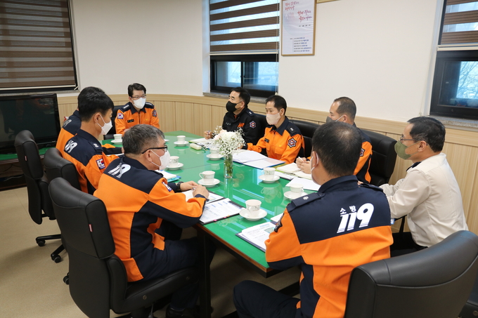시흥소방서는 18일 서장실에서 각 안전센터장 및 구조‧구급대장이 참석한 가운데 설 연휴 화재예방 대책 등에 대한 대책 회의를 가졌다.(사진=시흥소방서 제공).