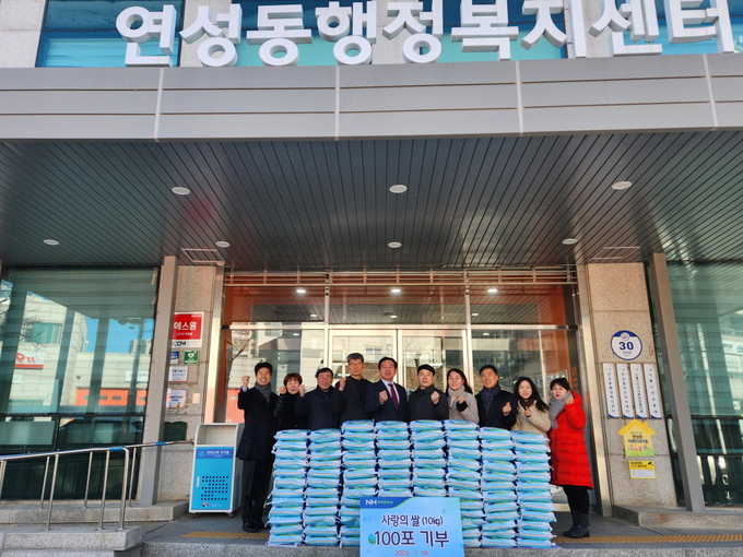 박경식 안산농협 조합장 이 지난 16일 연성동 행정복지센터를 방문해 설 명절을 맞아 지역의 어려운 이웃에 힘을 실어주는 쌀 10kg 100포를 기탁했다.(사진=시흥시 제공).
