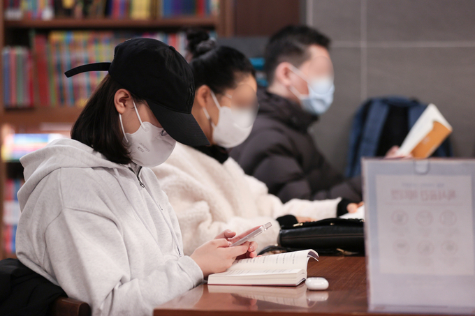 마스크 쓰고 책 읽는 시민들 (사진=연합뉴스/자료사진)