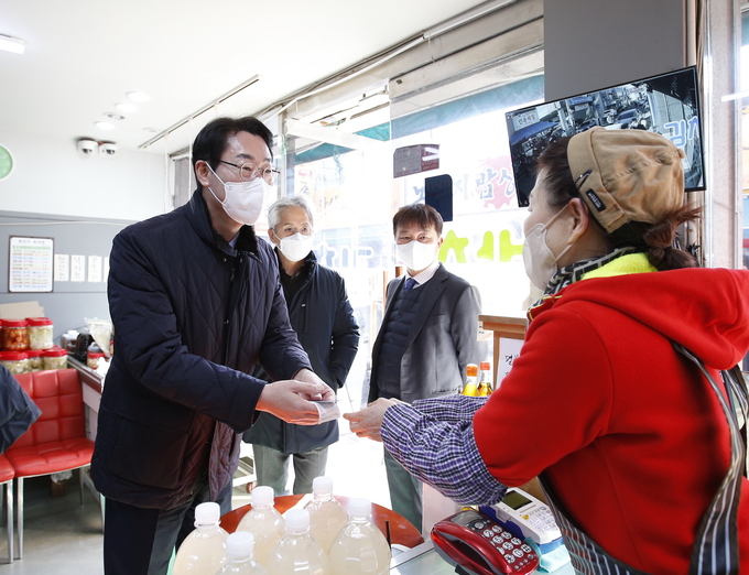 정명근 시장이 지역화폐로 과일과 떡 등을 구매하면서 상인들과 물가와 전통시장 현황에 대한 이야기를 나눴다.(사진제공/화성시)