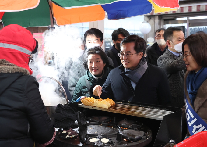18일 오후 용인시 처인구 용인중앙시장을 방문한 김동연 경기도지사와 부인 정우영 여사 (사진=경기도 제공)