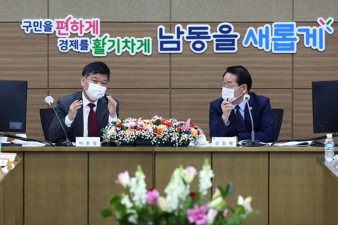 18일 인천 남동구청을 찾은 유정복 인천시장이 박종효 구청장과 구 현안에 대해 이야기하고 있다. ( 사진 = 남동구 제공 )