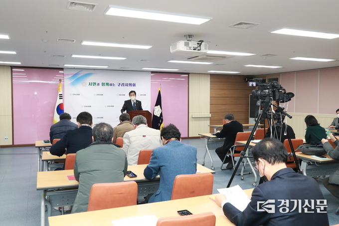 구리시의회의가 18일 의회 멀티룸에서 마련한 1월 3차 의정브리핑에서 권봉수 의장이 설명하고 있다.(사진=구리시의회 제공)