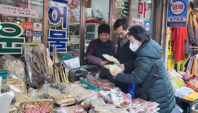 18일 김동연 경기도지사는 부인 정우영 여사와 용인중앙시장을 방문해 설맞이 장보기를 하고 있다. (사진=김혜진 기자) 