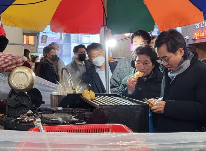 18일 김동연 경기도지사는 부인 정우영 여사와 용인중앙시장을 방문해 설맞이 장보기를 하고 있다. (사진=김혜진 기자) 