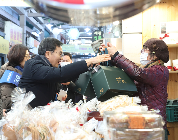 18일 김동연 경기도지사는 부인 정우영 여사와 용인중앙시장을 방문해 설맞이 장보기를 하고 있다. (사진=경기도 제공) 