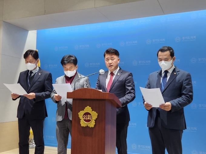 김정호 국민의힘 의원 등 정상화추진위원회 소속 의원들은 지난 9일 도의회 브리핑룸에서 기자회견을 열고 교섭단체 대표 선출과정에 대한 사법 절차를 중단하라고 요구했다. (사진=김기웅 기자)