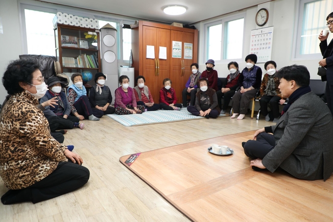하은호 군포시장이 2023년 계묘년 동 방문 신년인사회를 실시하고 있다.(사진=군포시 제공)