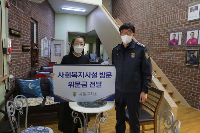 김찬우 총무과장이 마리아의 집(홀몸 여성노인 보호시설) 을 방문했다.(사진=서울구치소 제공)