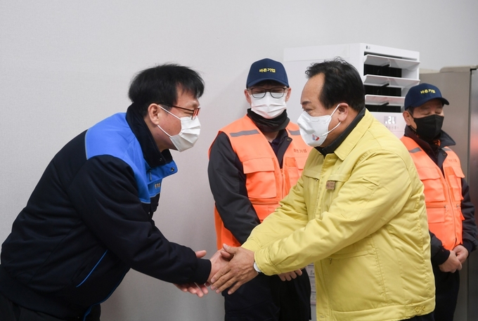 이권재 오산시장 새벽 환경미화원 들을 방문해 격려 행보를 이어가고 있다.(사진=오산시 제공)