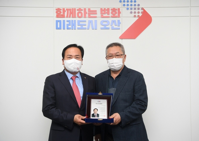 이권재 오산시장이 소상공인연합회로부터 목민감사패를 수상하고 있다.(사진=오산시 제공)