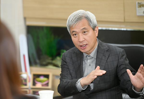 곽상욱 전 오산시장이 지난 18일 오산대학교 창조 관에서 긴급 기자회견을 갖고 풍농물류센터 건축허가와 더본물류센터 건축허가 사용승인 관련, 입장과 설명을 발표하며 불손한 세력에 대해 어떤 행위에도 강력하게 법적 대응할 것을 천명했다.(사진=오산 녹색지대 탐험대 제공)