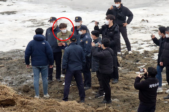 '택시기사ㆍ동거녀 살해' 혐의로 구속된 이기영(31)이 6일 오후 경기 파주시 공릉천변 동거녀 시식 수색 현장에서 의정부지검 고양지청 관계자들과 현장검증을 하고 있다. (사진=연합뉴스)