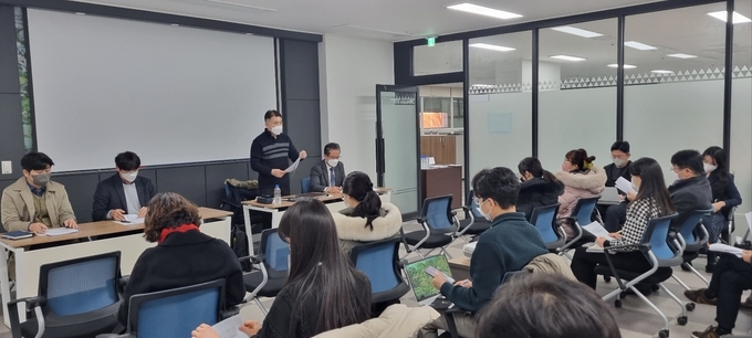지난 18일 인천 남동구 남동스마트밸리개발㈜ 사무실에서 주민, 토지주, 관련 전문가 등이 주민협의체 회의를 진행하고 있다. ( 사진 = 남동구 제공 )