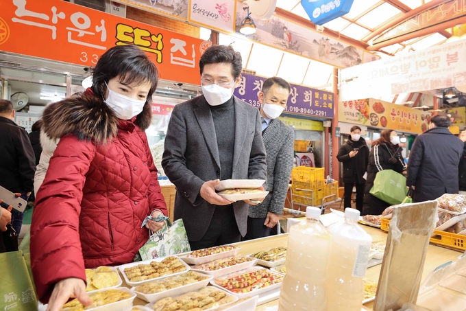 용인특례시는 이상일 시장이 지난 18일 부인 김미경 여사와 함께 처인구 김량장동 용인중앙시장을 찾아 직접 장을 보고 있다.(사진=용인시 제공)