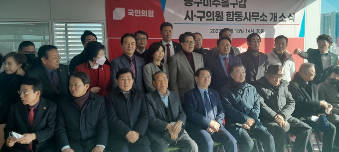 유정복 인천시장을 비롯한 내빈들이 국민의힘 동구·미추홀구갑 시·구의원 합동사무소 개소식에서 기념촬영을 하고 있다. ( 사진 = 국민의힘 동구·미추홀구갑 제공 )