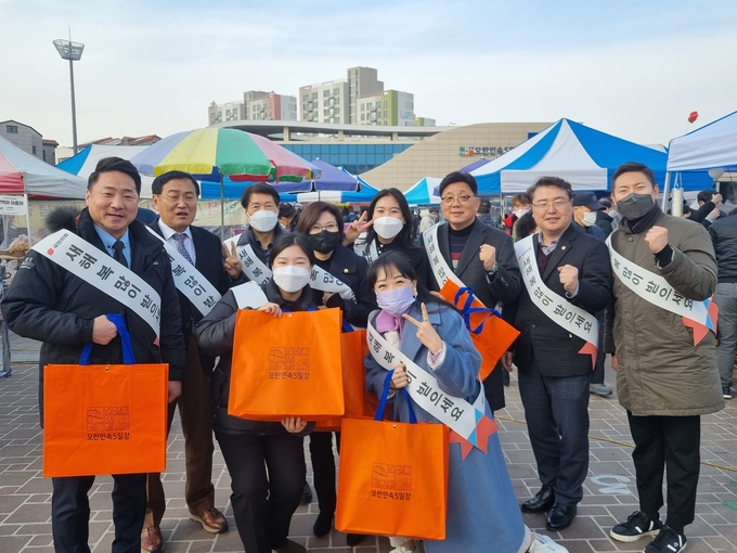 모란시장에서 장을 본 뒤 의원들이 기념촬영을 하고 있다. (사진=국민의힘협의회 제공)
