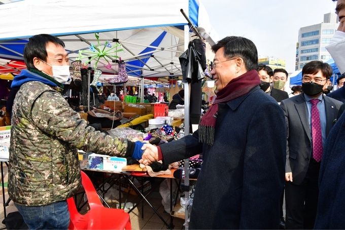 신상진 시장(사진 오른쪽)이 상인과 반갑게 악수를 나누고 있다. (사진=성남시 제공)